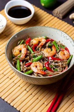 Karides, biber ve yeşil fasulyeli soba eriştesi. Japon mutfağı. Asya yemekleri