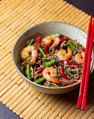 Karides, biber ve yeşil fasulyeli soba eriştesi. Japon mutfağı. Asya yemekleri