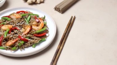 Karides, biber ve yeşil fasulyeli soba eriştesi. Japon mutfağı. Asya yemekleri.