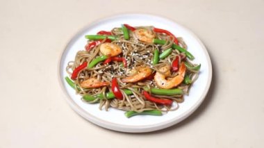 Karides, biber ve yeşil fasulyeli soba eriştesi. Japon mutfağı. Asya yemekleri.