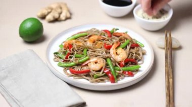 Karides, biber ve yeşil fasulyeli soba eriştesi. Japon mutfağı. Asya yemekleri.