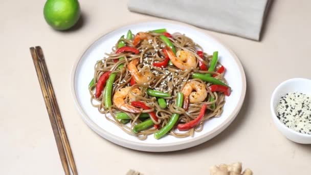 Soba Noedels Met Garnalen Peper Groene Bonen Japanse Keuken Aziatische — Stockvideo