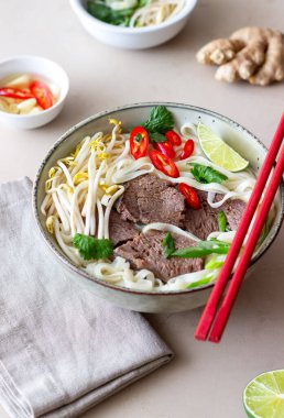 Pho Bo Vietnam çorbası ve sığır eti. Asya yemekleri. Ulusal Mutfak