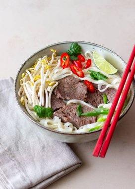 Pho Bo Vietnam çorbası ve sığır eti. Asya yemekleri. Ulusal Mutfak