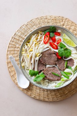 Pho Bo Vietnam çorbası ve sığır eti. Asya yemekleri. Ulusal Mutfak