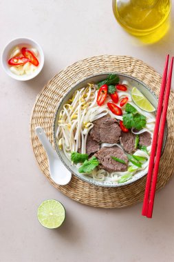 Pho Bo Vietnam çorbası ve sığır eti. Asya yemekleri. Ulusal Mutfak