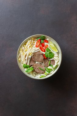 Pho Bo Vietnam çorbası ve sığır eti. Asya yemekleri. Ulusal Mutfak