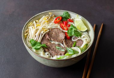 Pho Bo Vietnam çorbası ve sığır eti. Asya yemekleri. Ulusal Mutfak