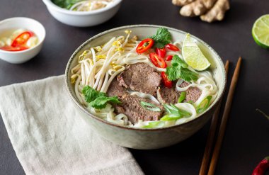 Pho Bo Vietnam çorbası ve sığır eti. Asya yemekleri. Ulusal Mutfak