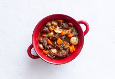 Havuçlu ve mantarlı sığır burginyon güveci. Fransız mutfağı.