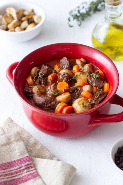 Rundbourguignon Stoofpot Met Wortelen Champignons Franse Keuken — Stockfoto