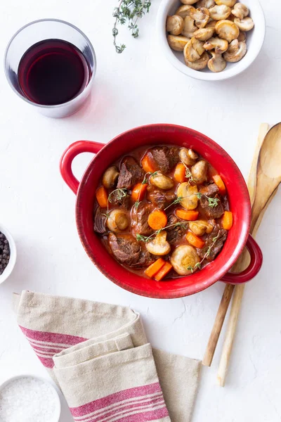 Rundbourguignon Stoofpot Met Wortelen Champignons Franse Keuken — Stockfoto