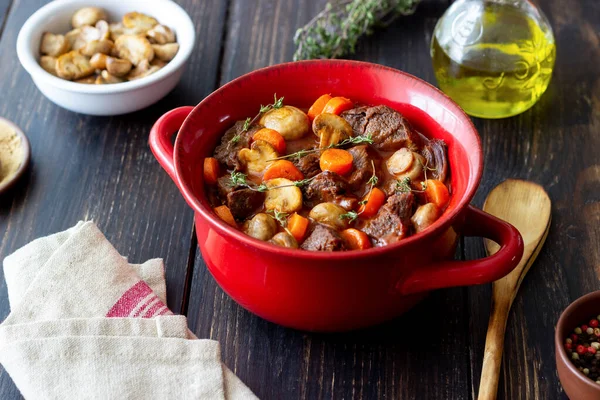 Rundbourguignon Stoofpot Met Wortelen Champignons Franse Keuken — Stockfoto