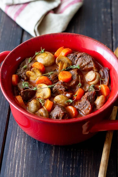 Estofado Bourguignon Res Con Zanahorias Champiñones Cocina Francesa —  Fotos de Stock