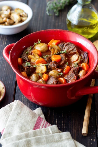 Estofado Bourguignon Res Con Zanahorias Champiñones Cocina Francesa Imagen De Stock