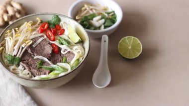 Pho Bo Vietnam çorbası ve sığır eti. Asya yemekleri. Ulusal Mutfak.