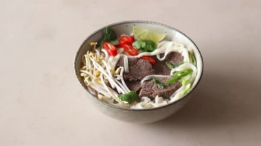 Pho Bo Vietnam çorbası ve sığır eti. Asya yemekleri. Ulusal Mutfak.