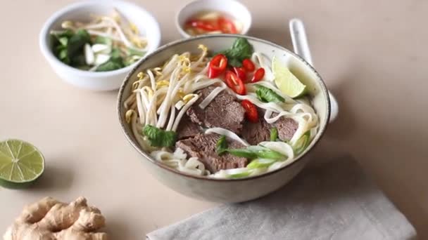 Sopa Vietnamita Pho Con Ternera Comida Asiática Cocina Nacional — Vídeos de Stock