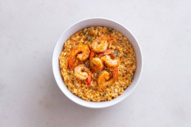 Karides, domates ve kekikli risotto. İtalyan yemeği.