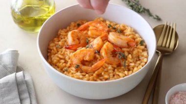 Karides, domates ve kekikli risotto. İtalyan yemeği..