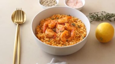 Karides, domates ve kekikli risotto. İtalyan yemeği..