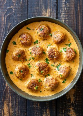 Krema soslu İsveç köftesi. İsveç mutfağı. Tarif