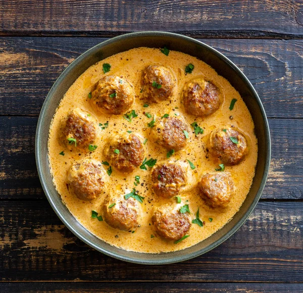 Krema soslu İsveç köftesi. İsveç mutfağı. Tarif