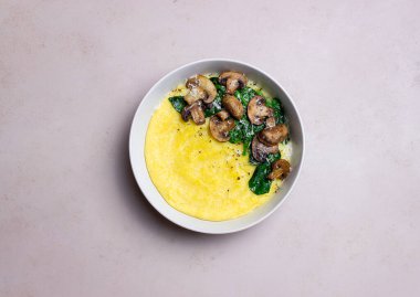 Mantarlı, ıspanaklı ve peynirli Polenta. Sağlıklı beslenme. Vejetaryen yemeği. İtalyan mutfağı