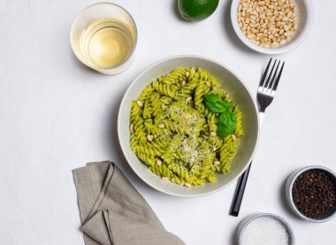 Pesto soslu, peynirli ve fındıklı Fusilli makarna. Sağlıklı beslenme. Vejetaryen yemeği. İtalyan mutfağı