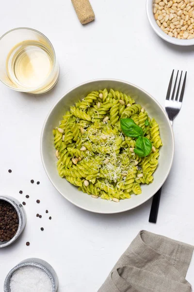 Pasta Fusilli Pesto Formaggio Noci Note Alimentazione Cibo Vegetariano Cucina — Foto Stock