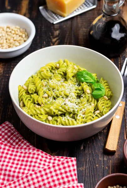 Pasta Fusilli Pesto Formaggio Noci Note Alimentazione Cibo Vegetariano Cucina — Foto Stock