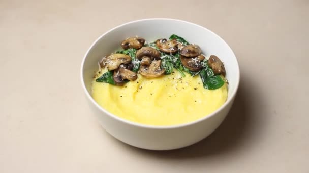 Πολέντα Μανιτάρια Σπανάκι Και Τυρί Υγιεινή Διατροφή Χορτοφαγικό Φαγητό Ιταλική — Αρχείο Βίντεο
