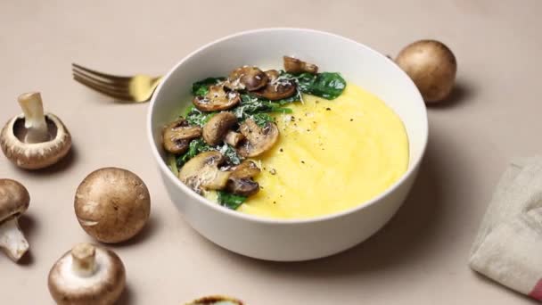 Polenta Com Cogumelos Espinafre Queijo Alimentação Saudável Comida Vegetariana Cozinha — Vídeo de Stock