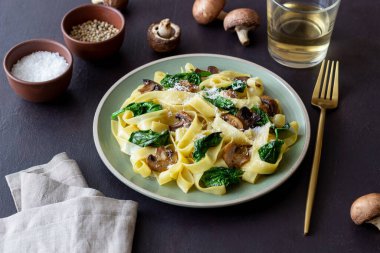 Mantarlı makarna, ıspanak ve peynir. Sağlıklı beslenme. Vejetaryen yemeği. İtalyan mutfağı