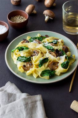 Mantarlı makarna, ıspanak ve peynir. Sağlıklı beslenme. Vejetaryen yemeği. İtalyan mutfağı