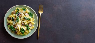 Mantarlı makarna, ıspanak ve peynir. Sağlıklı beslenme. Vejetaryen yemeği. İtalyan mutfağı