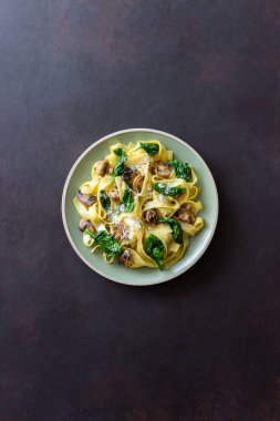Mantarlı makarna, ıspanak ve peynir. Sağlıklı beslenme. Vejetaryen yemeği. İtalyan mutfağı