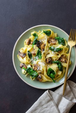 Mantarlı makarna, ıspanak ve peynir. Sağlıklı beslenme. Vejetaryen yemeği. İtalyan mutfağı