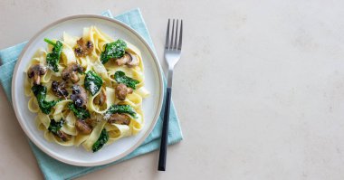 Mantarlı makarna, ıspanak ve peynir. Sağlıklı beslenme. Vejetaryen yemeği. İtalyan mutfağı