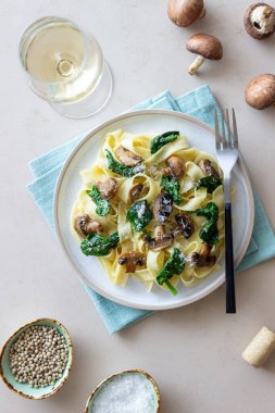 Mantarlı makarna, ıspanak ve peynir. Sağlıklı beslenme. Vejetaryen yemeği. İtalyan mutfağı