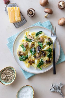 Mantarlı makarna, ıspanak ve peynir. Sağlıklı beslenme. Vejetaryen yemeği. İtalyan mutfağı