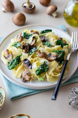 Mantarlı makarna, ıspanak ve peynir. Sağlıklı beslenme. Vejetaryen yemeği. İtalyan mutfağı