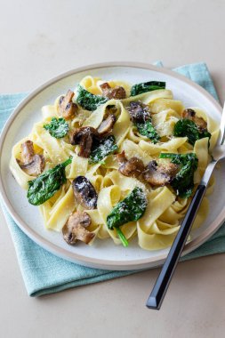 Mantarlı makarna, ıspanak ve peynir. Sağlıklı beslenme. Vejetaryen yemeği. İtalyan mutfağı