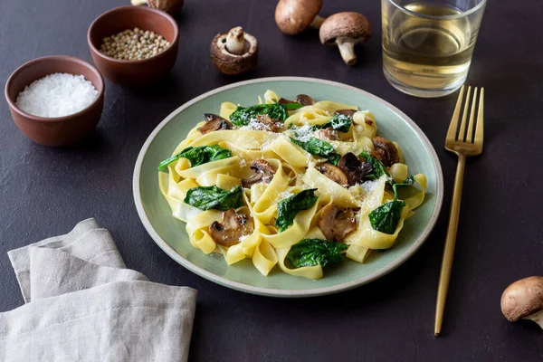 Mantarlı makarna, ıspanak ve peynir. Sağlıklı beslenme. Vejetaryen yemeği. İtalyan mutfağı