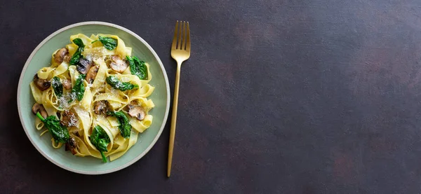 Mantarlı makarna, ıspanak ve peynir. Sağlıklı beslenme. Vejetaryen yemeği. İtalyan mutfağı