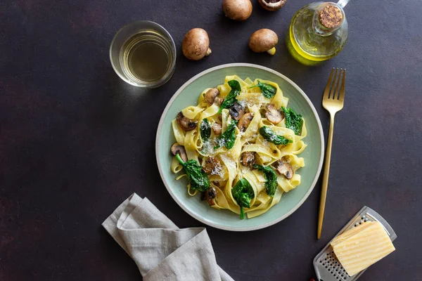 Mantarlı makarna, ıspanak ve peynir. Sağlıklı beslenme. Vejetaryen yemeği. İtalyan mutfağı