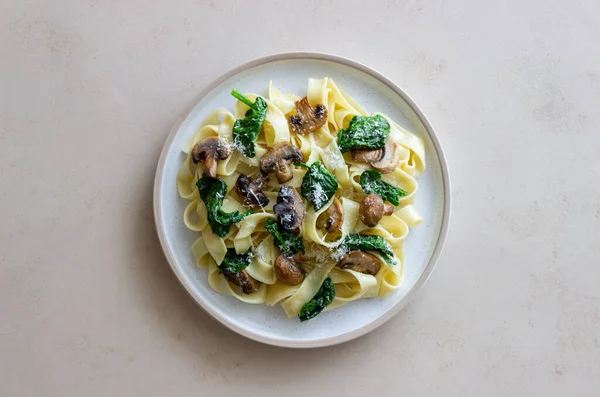 Pastas Linguini Con Champiñones Espinacas Queso Alimentación Saludable Comida Vegetariana — Foto de Stock