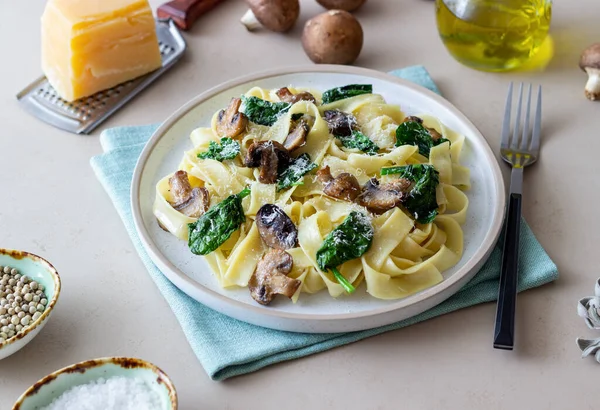 Mantarlı makarna, ıspanak ve peynir. Sağlıklı beslenme. Vejetaryen yemeği. İtalyan mutfağı