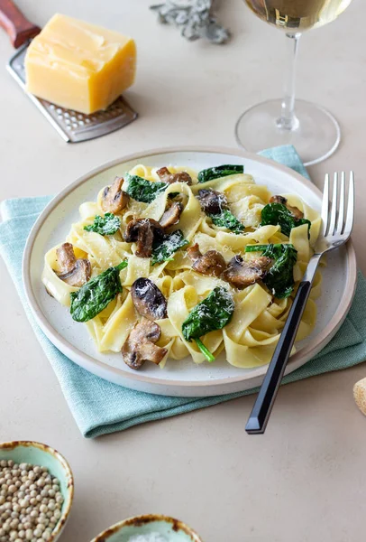 Mantarlı makarna, ıspanak ve peynir. Sağlıklı beslenme. Vejetaryen yemeği. İtalyan mutfağı