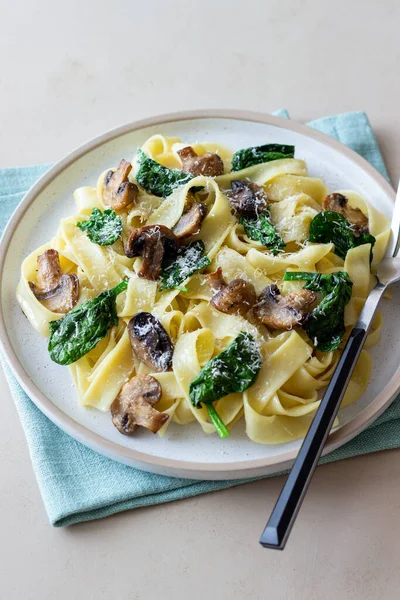 Mantarlı makarna, ıspanak ve peynir. Sağlıklı beslenme. Vejetaryen yemeği. İtalyan mutfağı